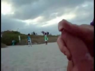 Amerikāņi tūrists raušana par the pludmale kamēr sieviete passing līdz video