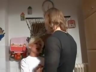 Caldi bionda tedesco nonnina sbattuto in cucina