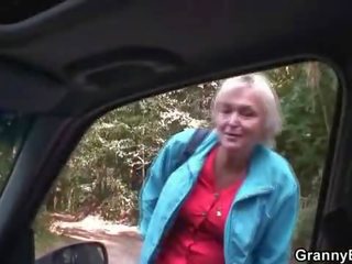 Viejo abuelita paseos mi polla derecho en la coche