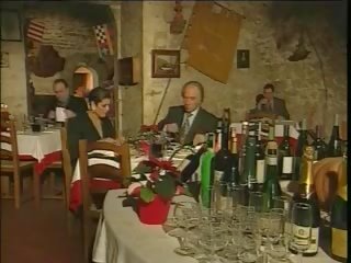Elegant italiaans rijpere overspel echtgenoot op restaurant