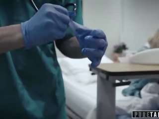 Puro tabú pervertido medico da adolescente paciente vagina examen